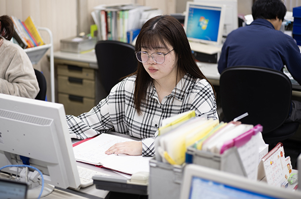真剣に働く様子