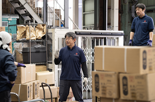 出荷作業時の打ち合わせ写真