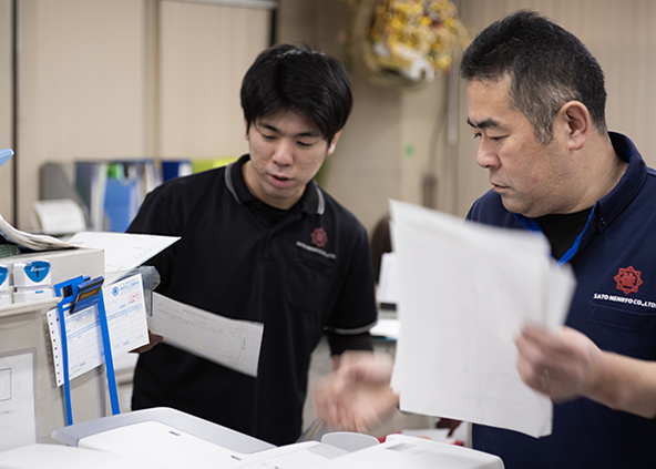 先輩に相談する石原さんの写真