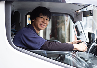 笑顔で働く萩谷さんの写真
