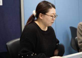 PC作業する戸谷さんの写真